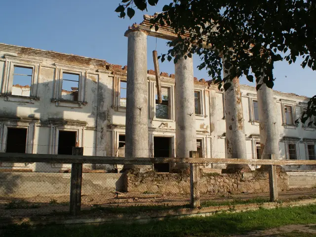 Visit the ruins of the Mieržyjeŭski Manor - Slutsk