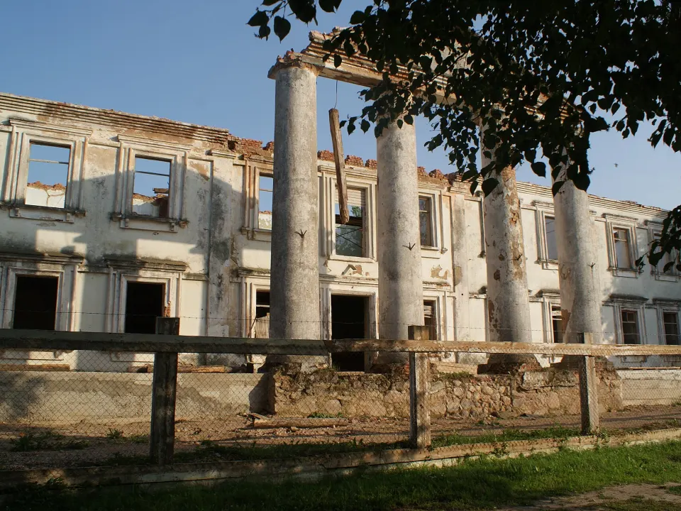 Visit the ruins of the Mieržyjeŭski Manor