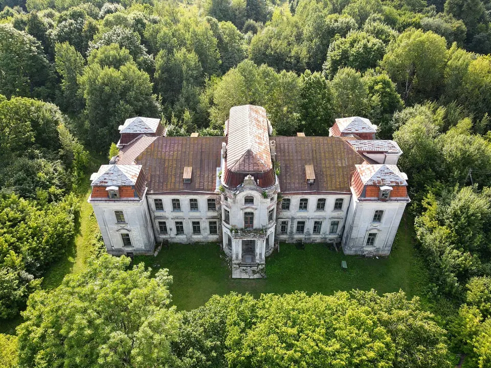 Take a trip to the Sviatopolk-Czetwertyński Palace in Žaludok