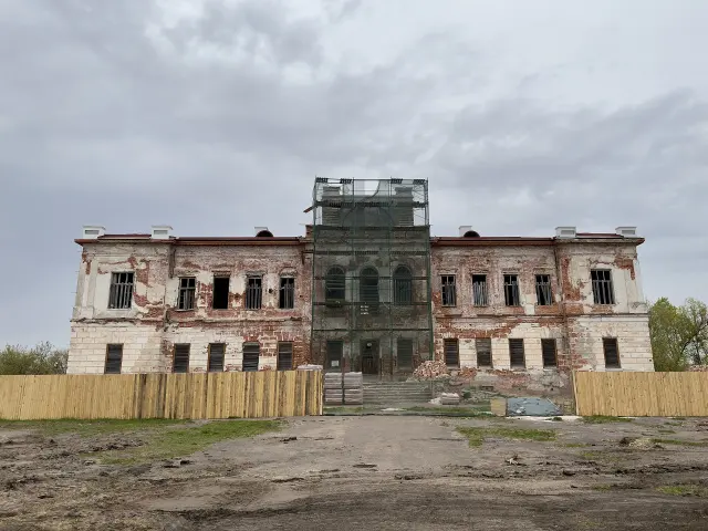 See the Horvat Palace in Naroŭla - Mazyr