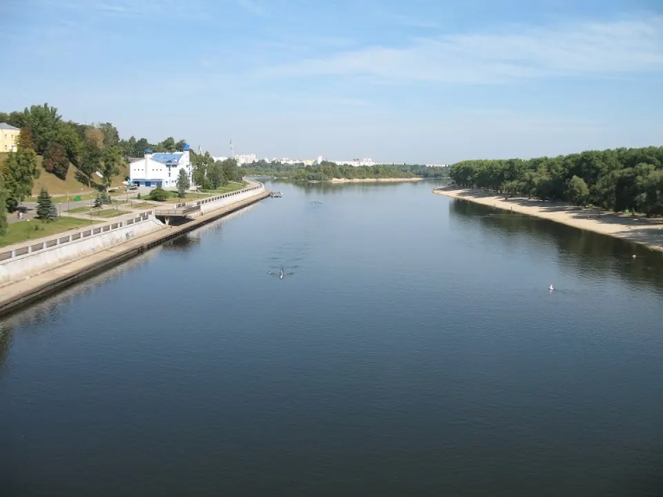 Walk the Sozh embankment to the Kyiv Descent