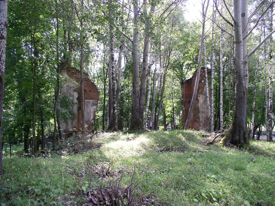 Visit Tyszkiewicz Park in Lahoysk