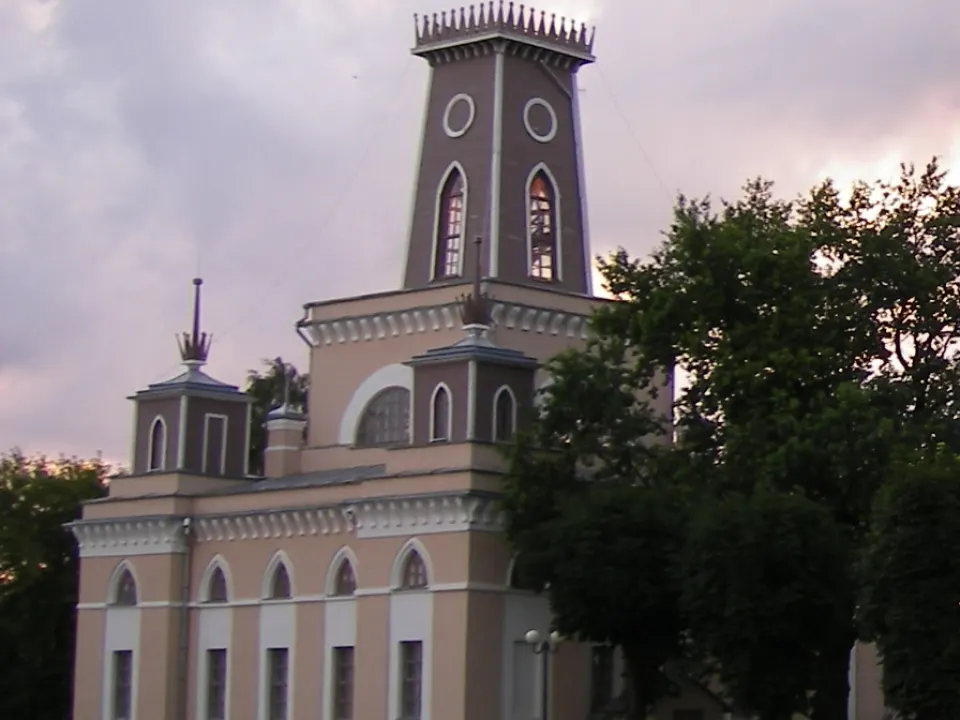 Travel to Chachersk for its unusual town hall