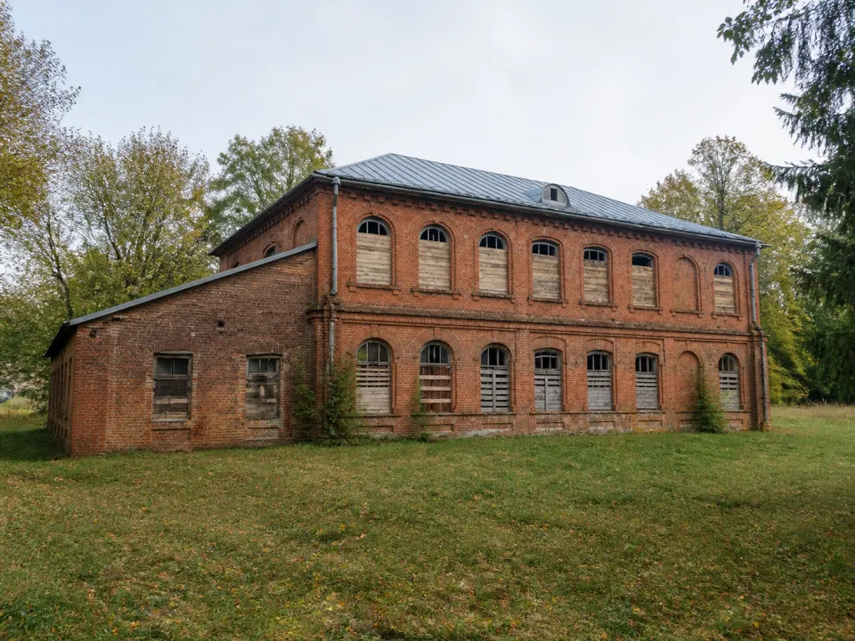 See the Olesha estate at Nova-Biarežnaje