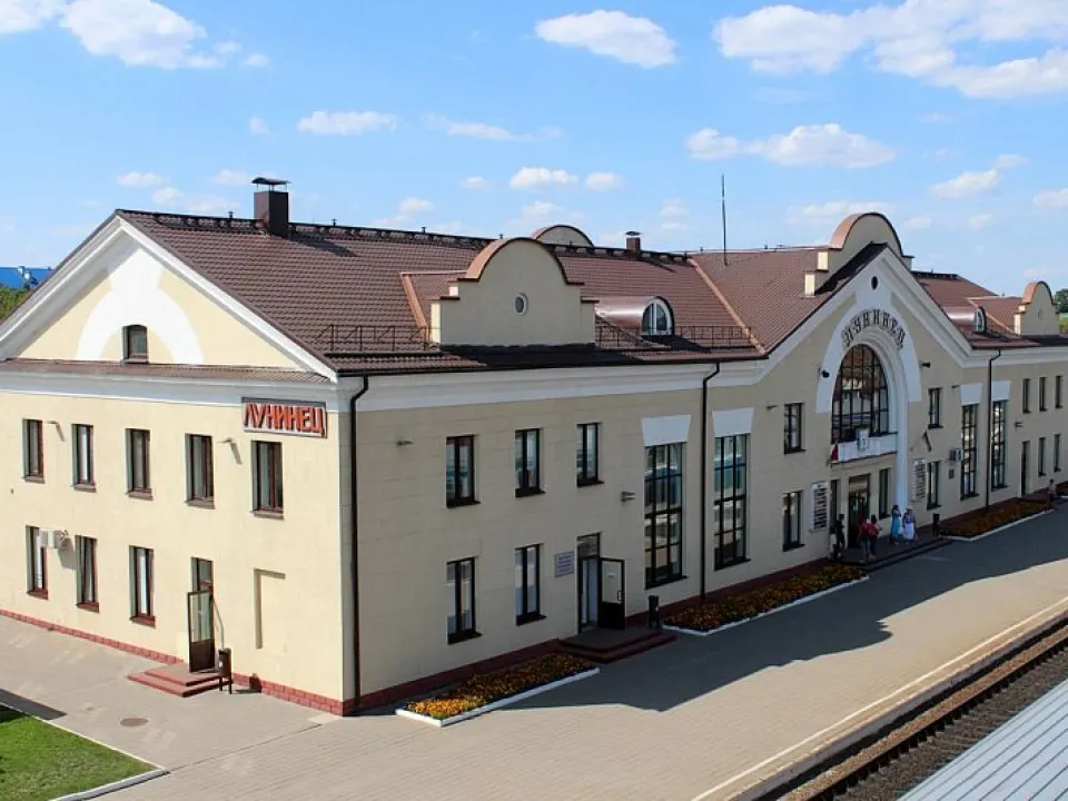 Walk from the station through central Luninyets