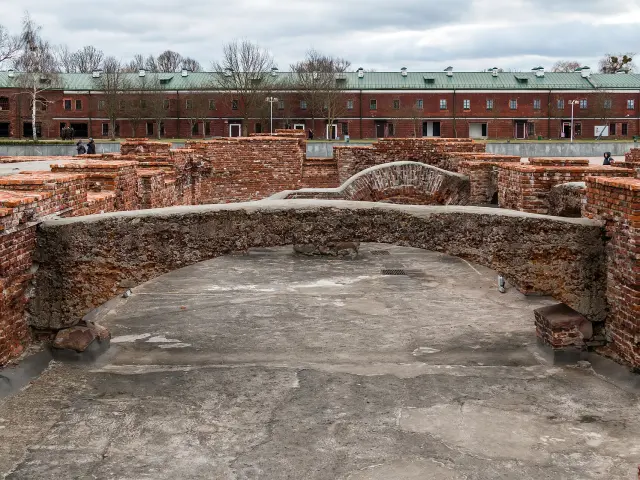 See the Ruins of the White Palace - Brest