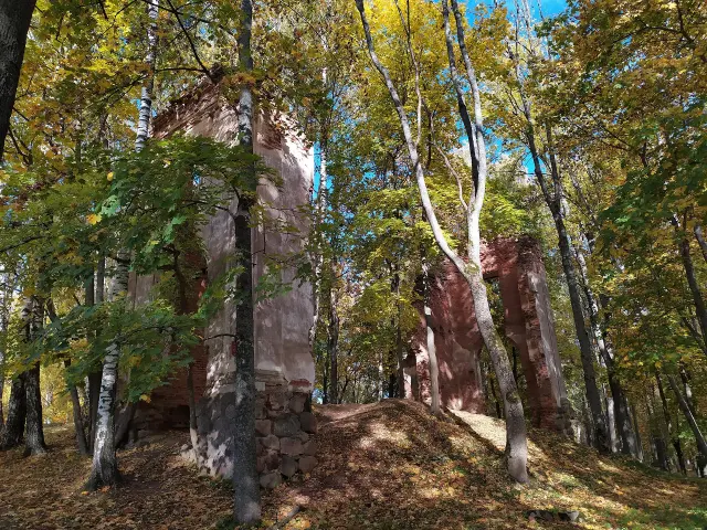 Take a trip to the ruins of the Tyszkiewicz Palace in Lahojsk - Smaliavičy