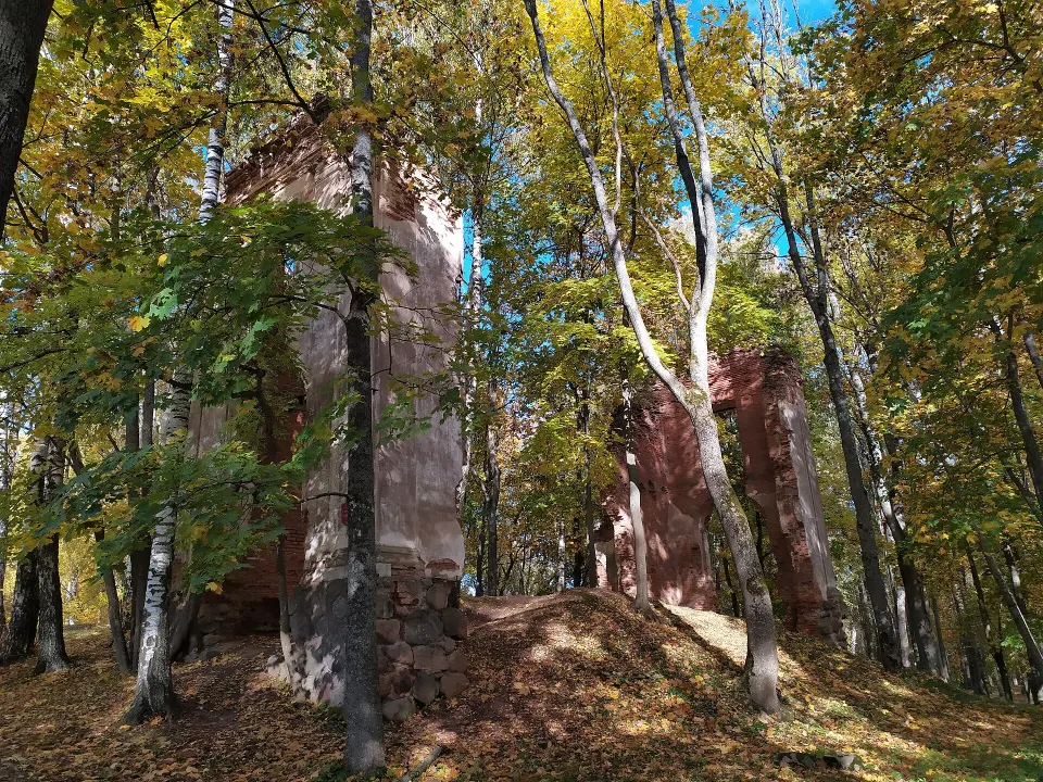 Take a trip to the ruins of the Tyszkiewicz Palace in Lahojsk