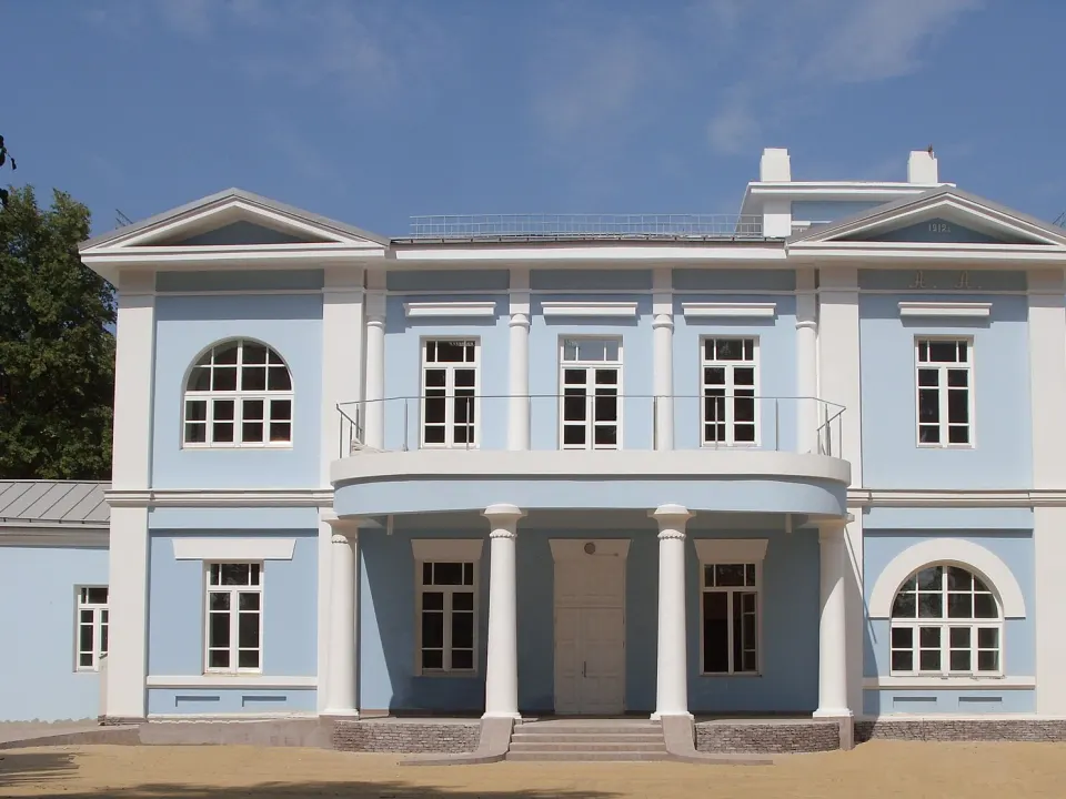 Visit the museum in the Avraamov estate at Khoiniki